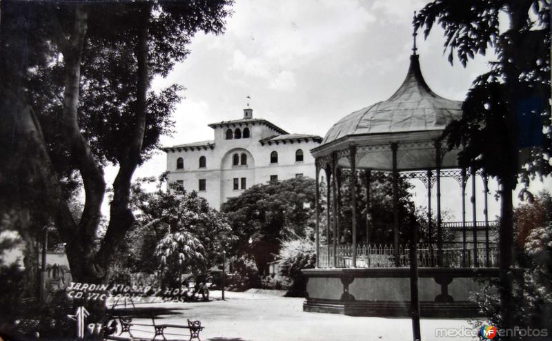 Jardin kiosko y hotel.