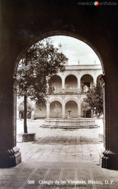 El colegio de Las Vizcainas Por el fotografo Hugo Brehme.