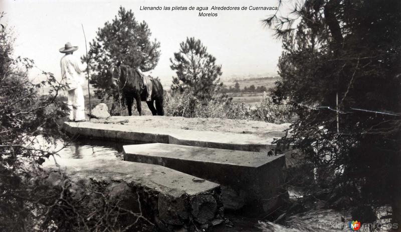 Llenando las piletas de agua Alrededores de Cuernavaca Morelos.