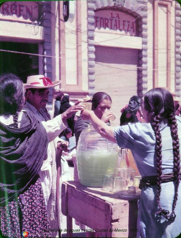 Vendedoras de aguas frescas Ciudad de Mexico 1956.