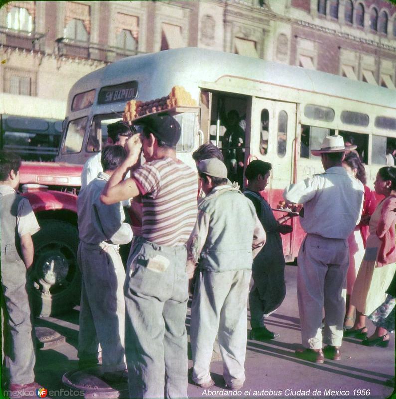 Abordando el autobus Ciudad de Mexico 1956.