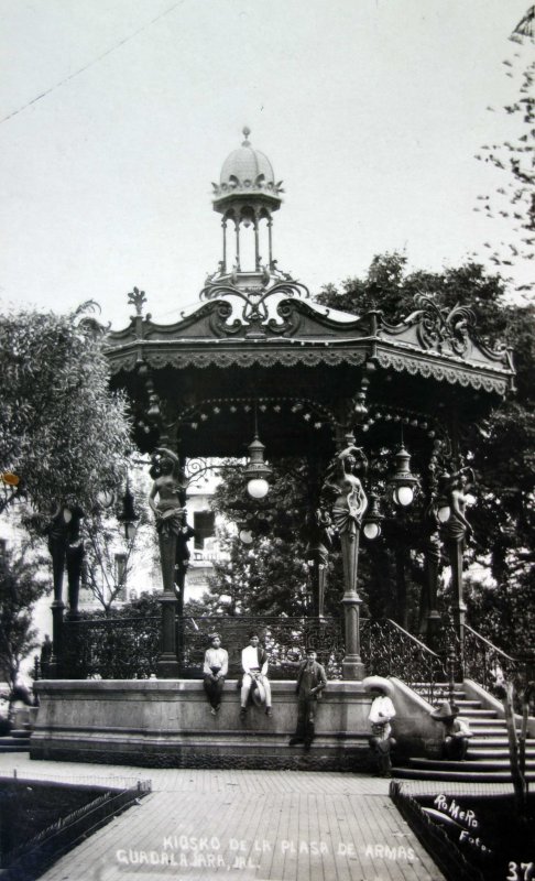 Kiosko y La Plaza de Armas.