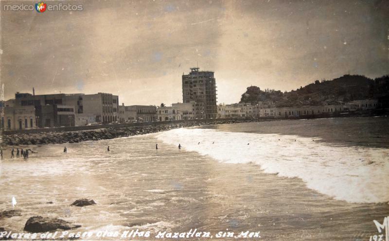 Escena playera del paseo olas altas ( Fechada el 26 de Novirmbre de 1953 ).