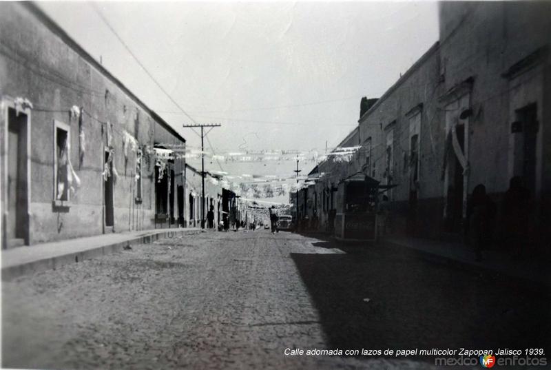 Calle adornada con lazos de papel multicolor Zapopan Jalisco 1939.