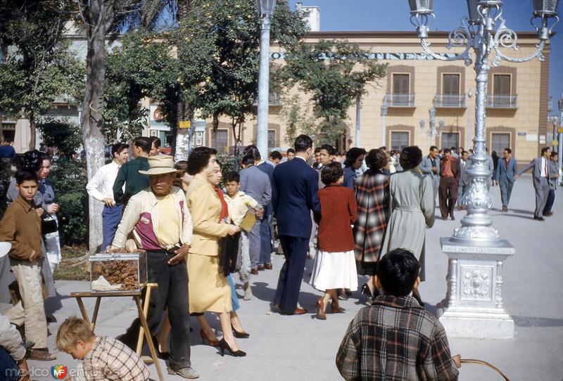 Un domingo en la Plaza Zaragoza (1952)