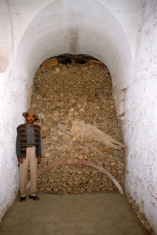 Osario en las catacumbas de Guanajuato (1958)