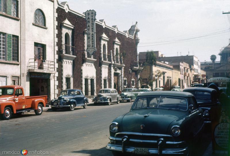 Calle del Hospicio, hoy parte de la Plaza Tapatía (1953)