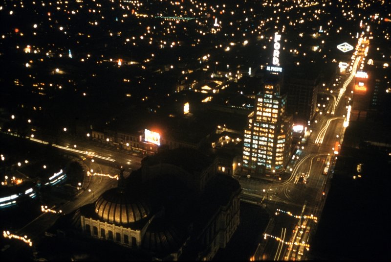 Edificio La Mariscala, de noche (ca. 1956)