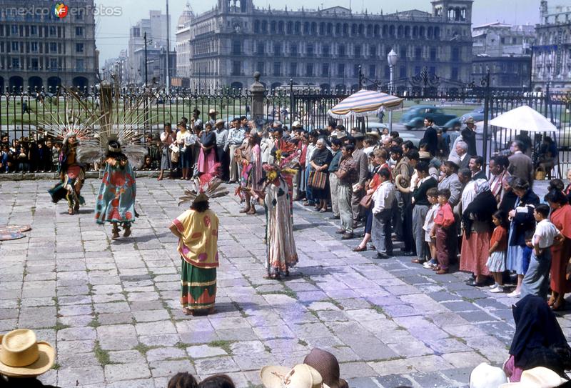 Danzantes en el atrio de la Catedral Metropolitana (1955)