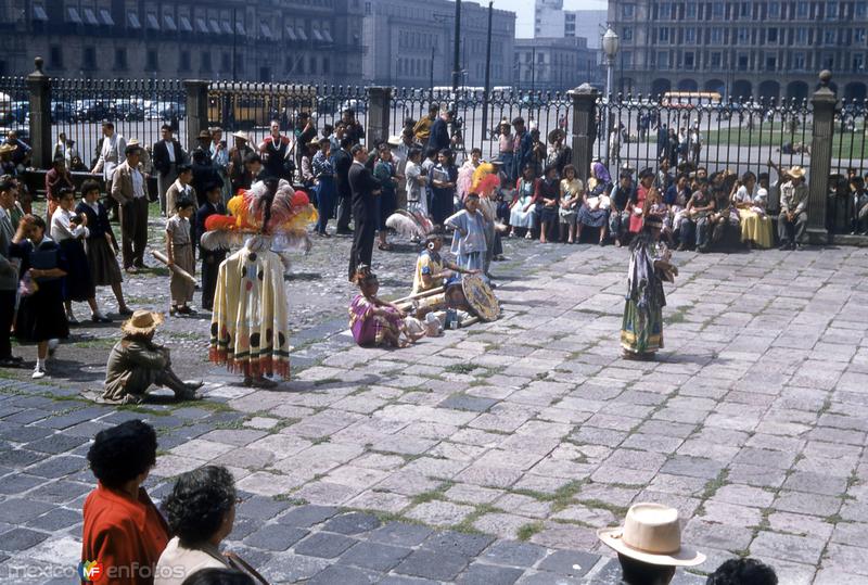 Danzantes en el atrio de la Catedral Metropolitana (1955)