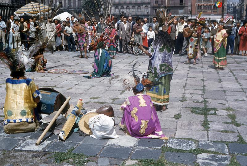 Danzantes en el atrio de la Catedral Metropolitana (1955)