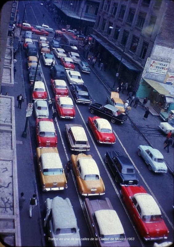 Trafico en una de las calles de la Ciudad de México 1963