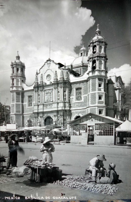 Vendedoras en La basilica de Guadalupe.