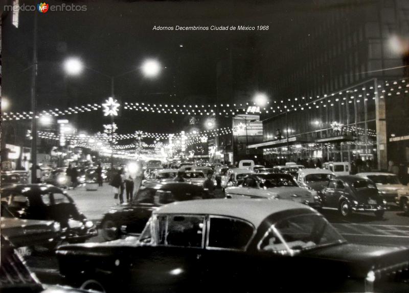 Adornos Decembrinos Ciudad de México 1968 por los fotografos Hermanos Mayo.