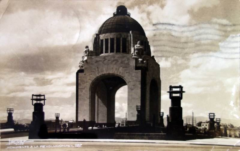 Monumento a la Revolucion ( Circulada el 9 de Julio de 1943 ).