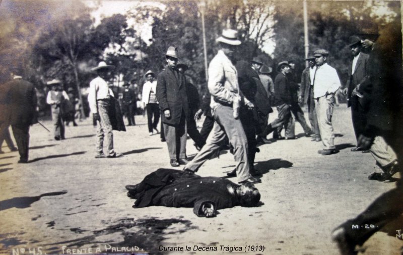 Frente al Palacio Durante la Decena Trágica (1913)