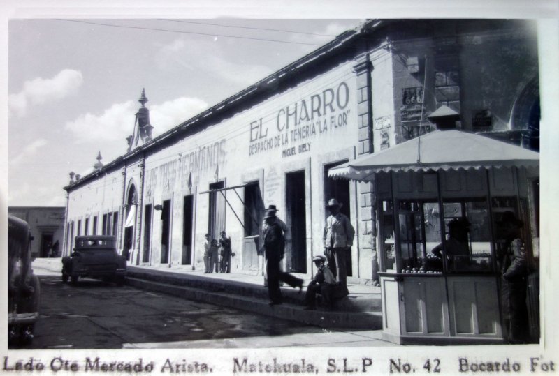 Lado Oriente del mercado Arista.