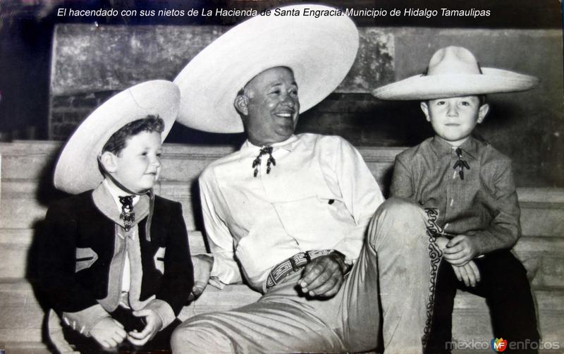 El hacendado con sus nietos de La Hacienda de Santa Engracia.Municipio de Hidalgo Tamaulipas