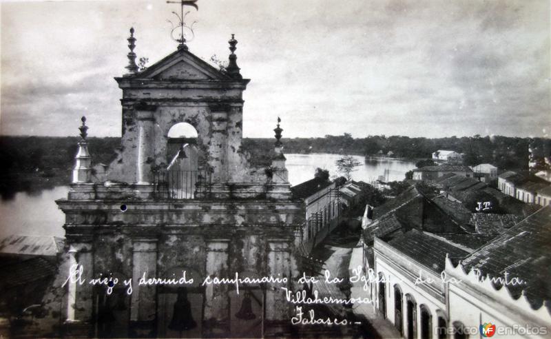 Un viejo y destruido campanario de la iglesia de La Punta.