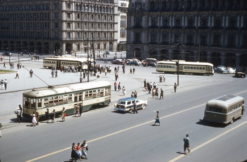 Tranvías frente al Zócalo (1956)