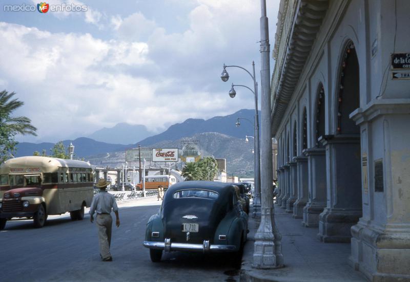 Calle y Plaza Zaragoza frente al Palacio Municipal (circa 1950)