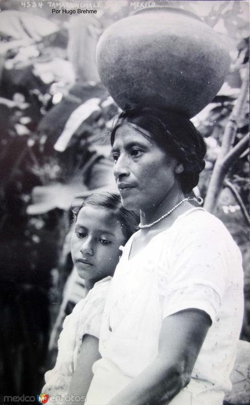 Tipos Mexicanos aguadora Por el fotografo Hugo Brehme.