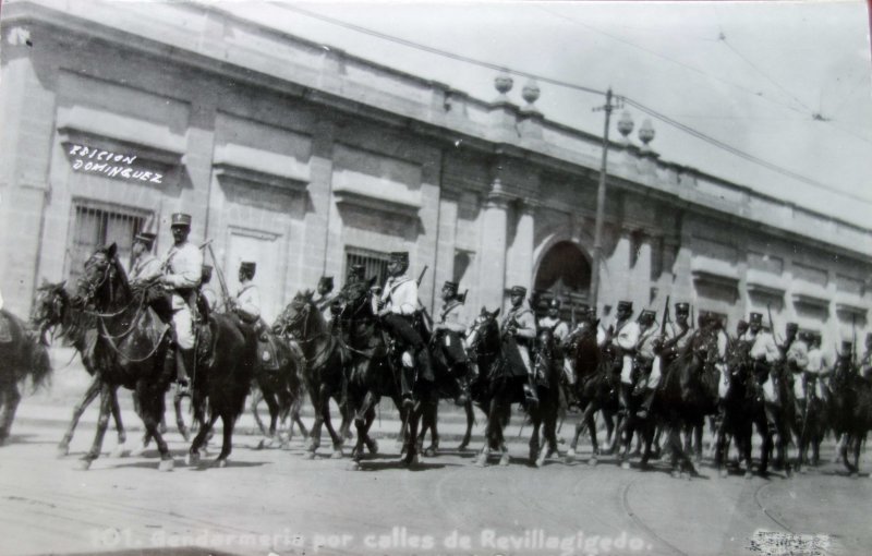 Gendarmeria por las calles de Revillagigedo.