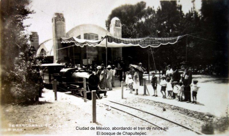 Ciudad de México, abordando el tren de ninos en El bosque de Chapultepec.