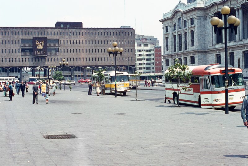 IMSS Teatro Hidalgo y costado del Palacio de Bellas Artes (1976)