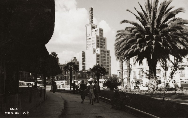 Edificio La Mariscala, desde la pérgola de la Alameda Central