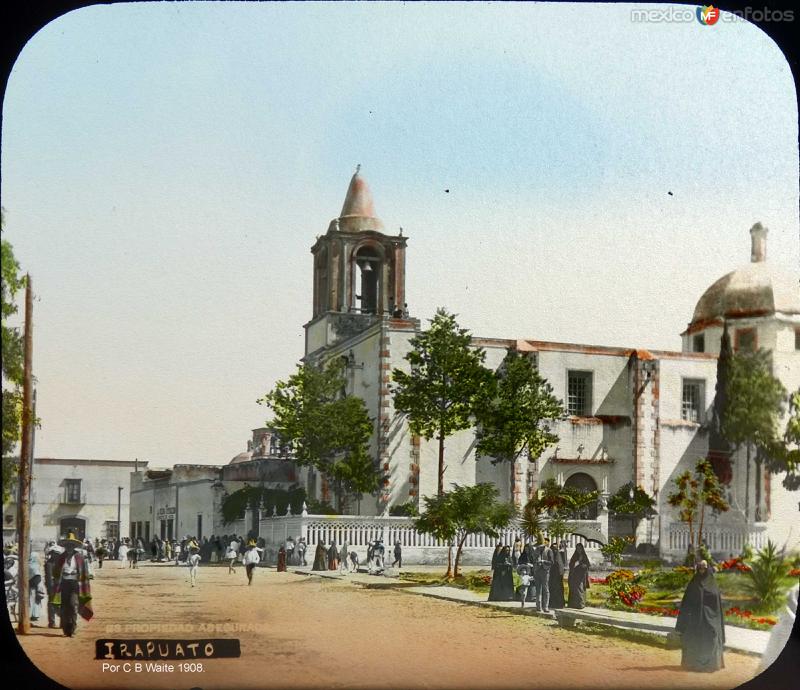 La plaza e Iglesia por el fotografo C B Waite 1908.