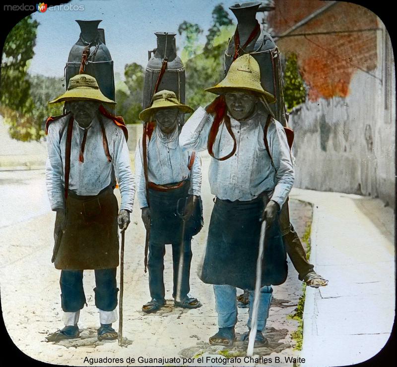 Aguadores de Guanajuato por el Fotógrafo Charles B. Waite.