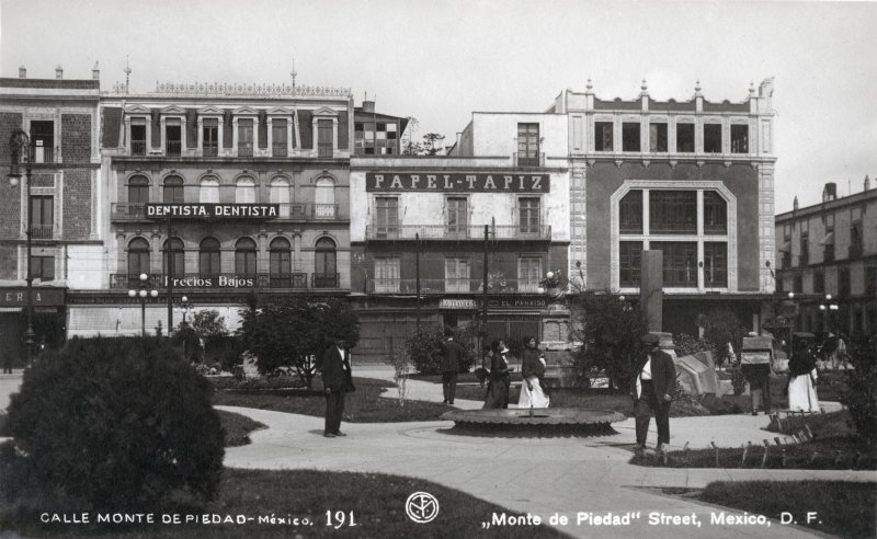 Calle Monte de Piedad, desde el Zócalo