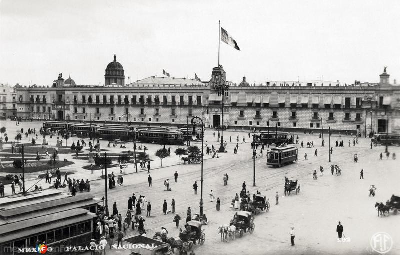 Travías frente al Palacio Nacional