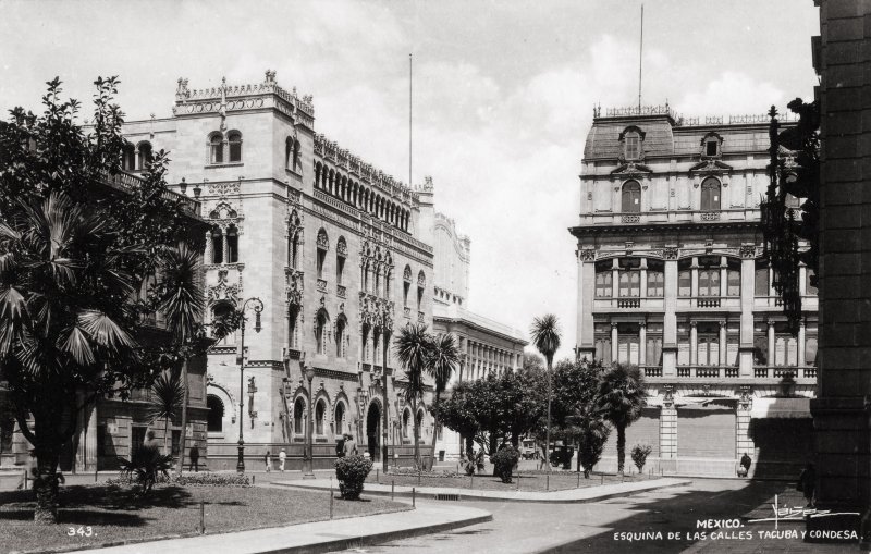 Esquina de las calles Tacuba y Condesa