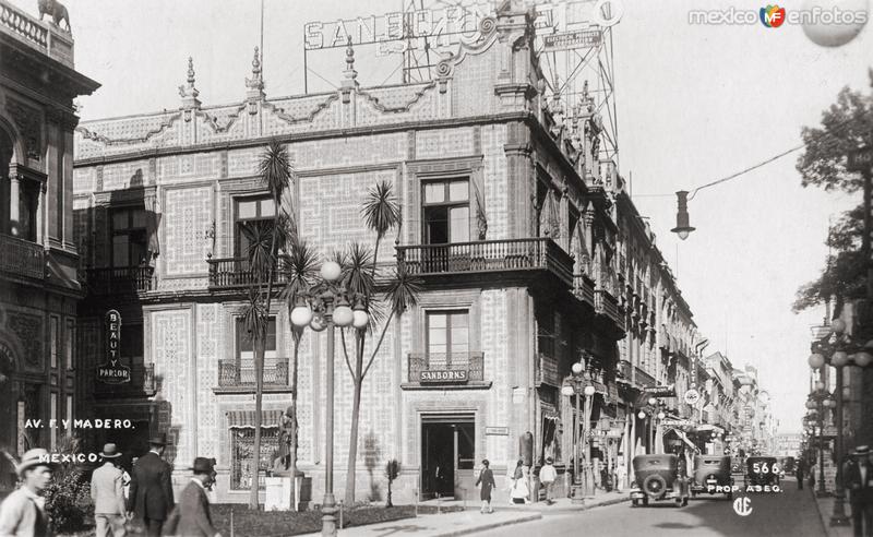 Calle Madero y Casa de los Azulejos