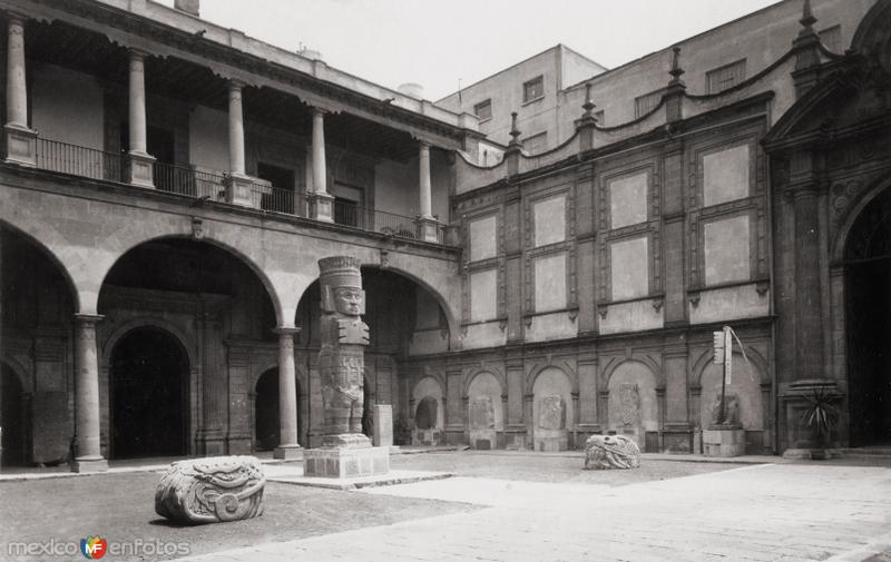 Patio central del Museo Nacional de Antropología