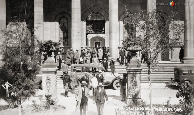 Saliendo del Palacio de Gobierno