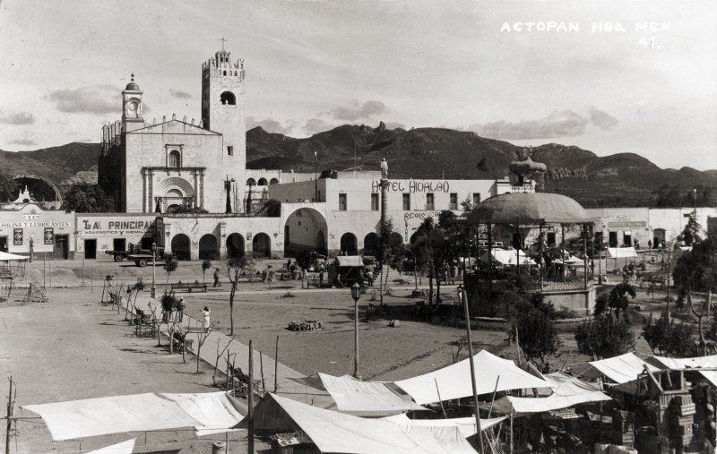 Plaza, iglesia y hotel