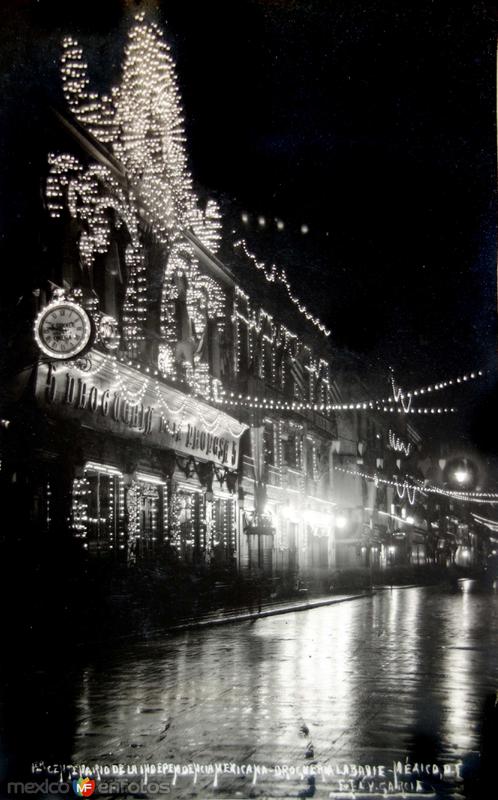 Recuerdo del centenario de la independencia Mexicana drogueria Labadie por el fotografo E V Garcia ( 1910)