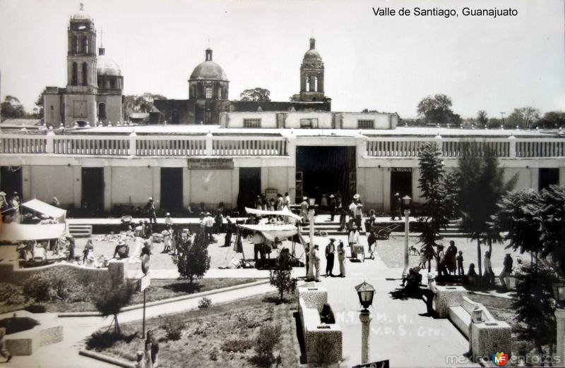 La Plaza en dia de mercado Valle de Santiago, Guanajuato.