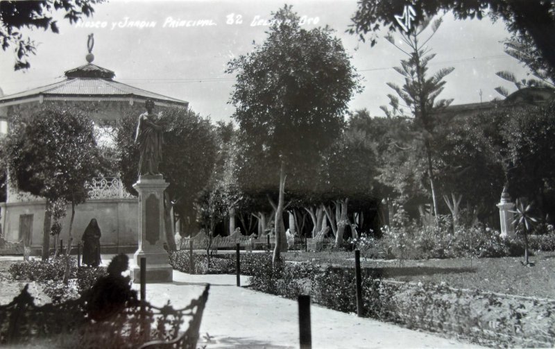 Kiosko y jardin principal.