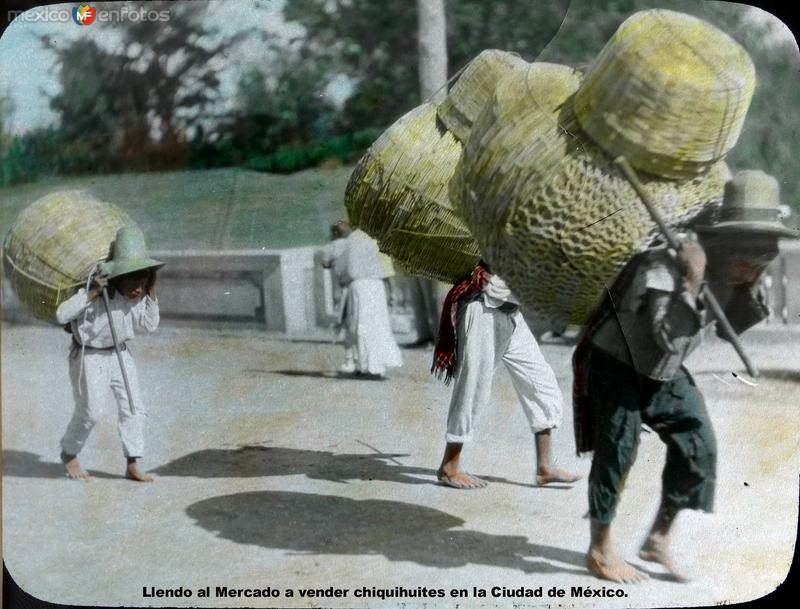 Tipos mexicanos Llendo al Mercado a vender chiquihuites en la Ciudad de México.