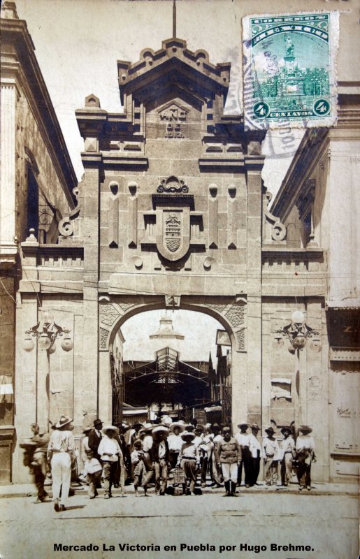 Mercado La Victoria en Puebla por el Fotografo Hugo Brehme. ( Circulada el 10 de Diciembre de 1929 ).