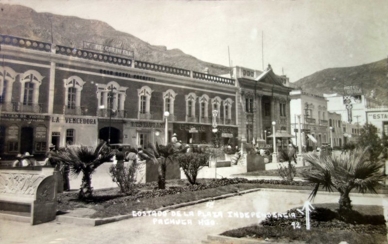 A un costado de la Plaza Independencia.