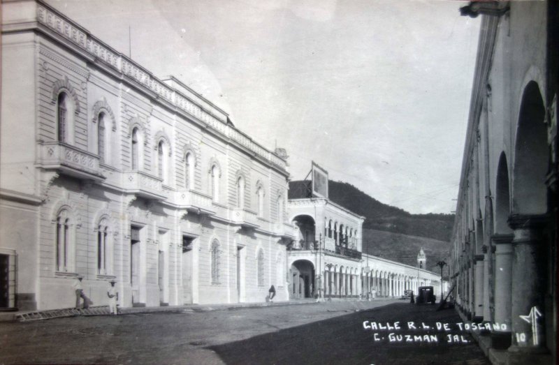 Calle L R de Toscano.