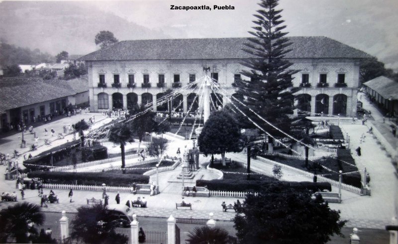 La Plaza principal de Zacapoaxtla, Puebla ( Circulada el 7 de Mayo de 1949 ).