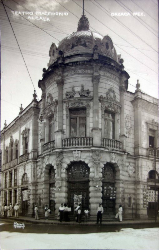 Teatro Macedonio Alcala.