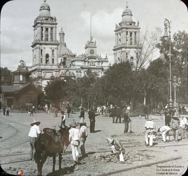 Empedrando el Zocalo y La Catedral al fondo Ciudad de México