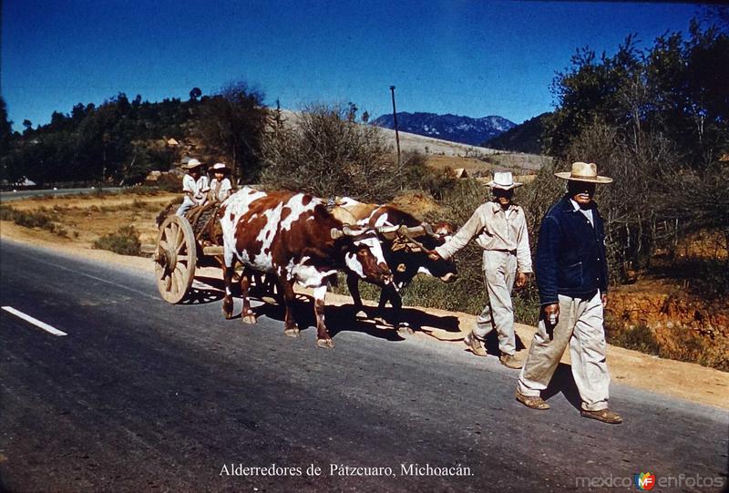 Tipos Mexicanos un carretero Alderredores de Pátzcuaro, Michoacán. .